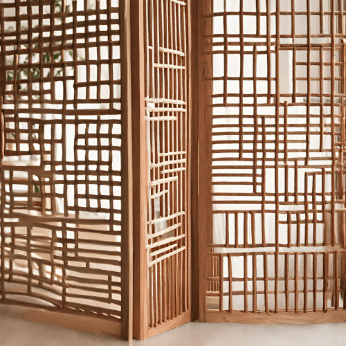 Le claustra, qu'il soit en bois ou en métal, constitue une paroi ajourée qui combine fonctionnalité et esthétique en délimitant les espaces tout en laissant la lumière se diffuser. Son utilisation est polyvalente, qu'il s'agisse d'intérieur ou d'extérieur.